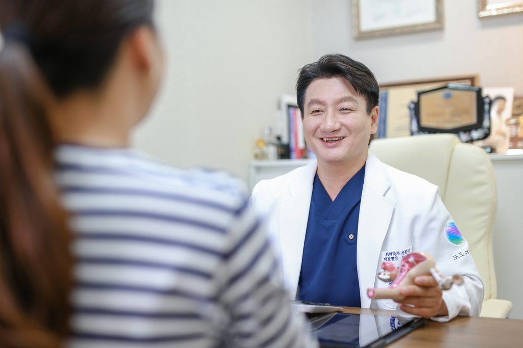Dr. Mo Hyung-jin in a consultation, explaining with an anatomical model