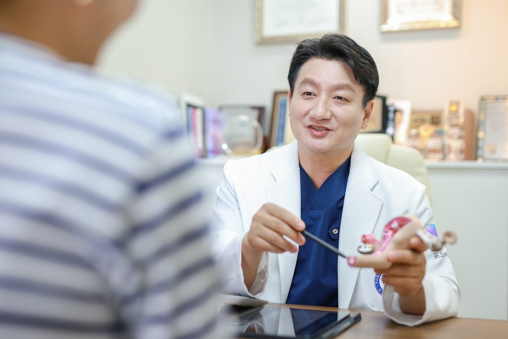 Dr. Mo Hyung-jin explaining pelvic ligament suspension with an anatomical model